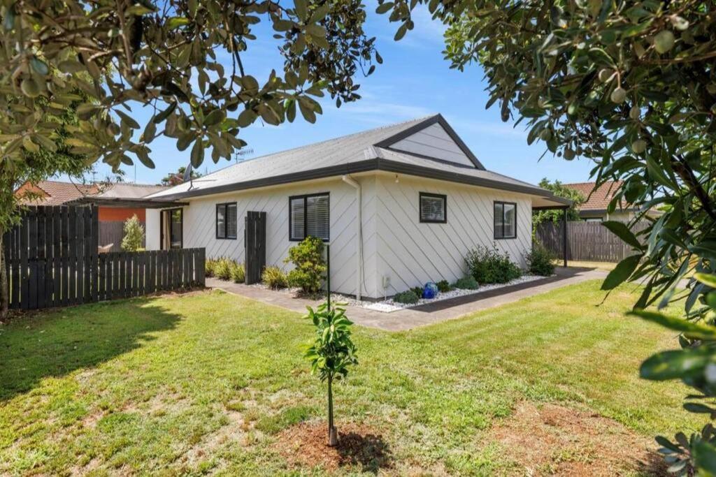 One Street Back From The Beach Papamoa Exterior foto
