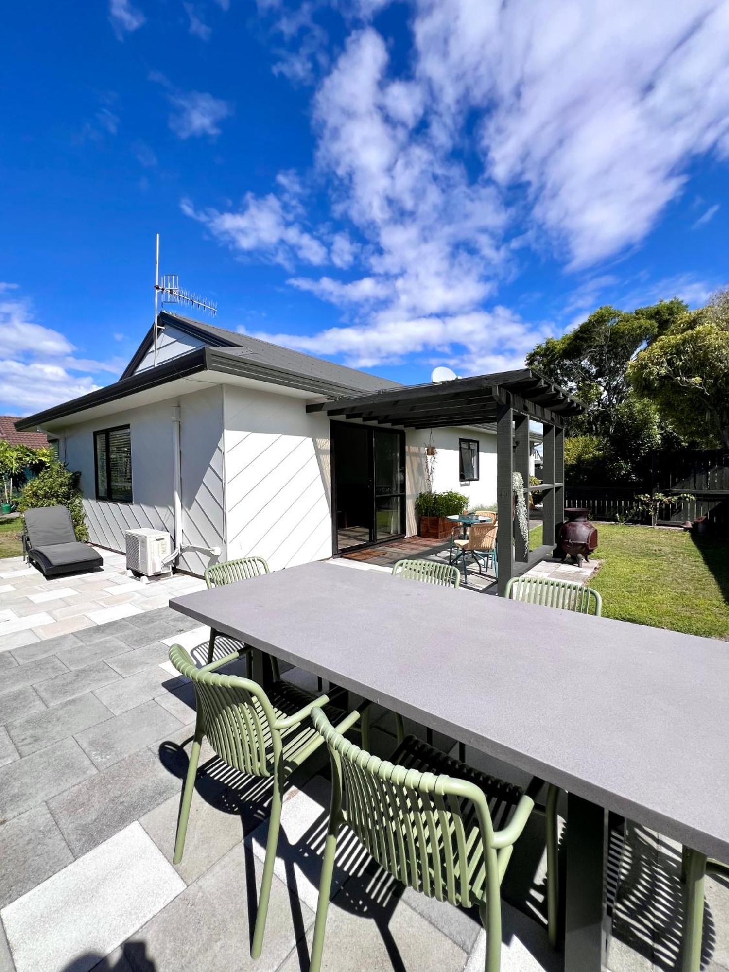 One Street Back From The Beach Papamoa Exterior foto